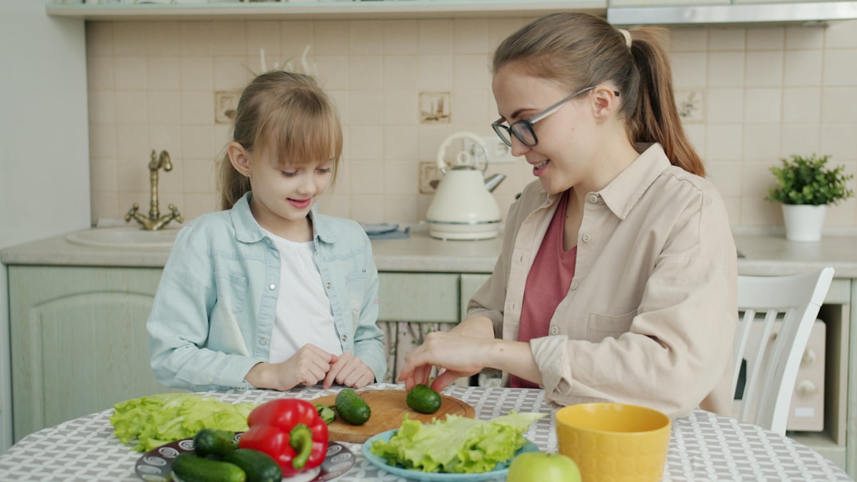 Familia disfrutando de una comida saludable